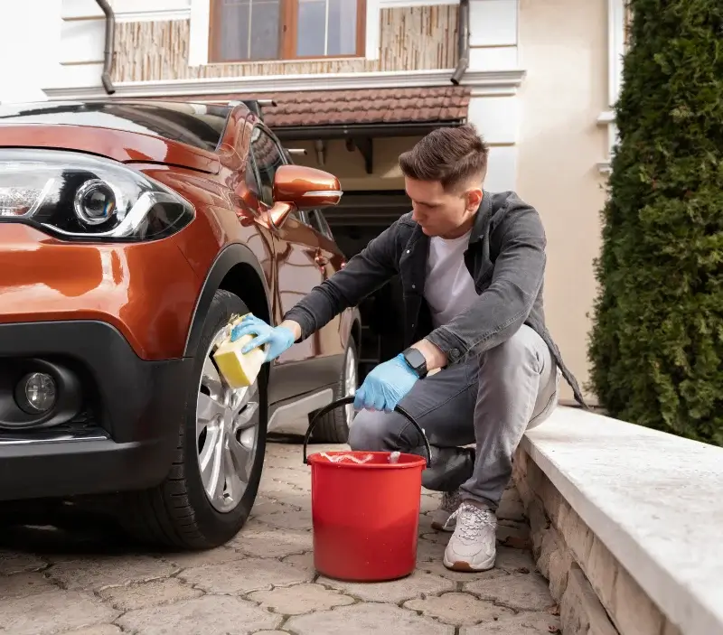 Lavage auto à domicile Fontenille : professionnel intervenant sur un véhicule